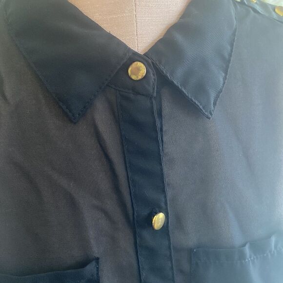 Shear, button down vest with shoulder accents & pockets. Slightly worn. M. - Picture 4 of 7